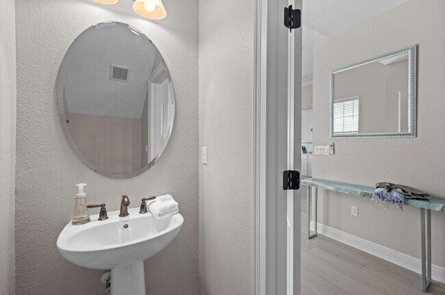 Building Photo - 834 Golden Bear Dr
