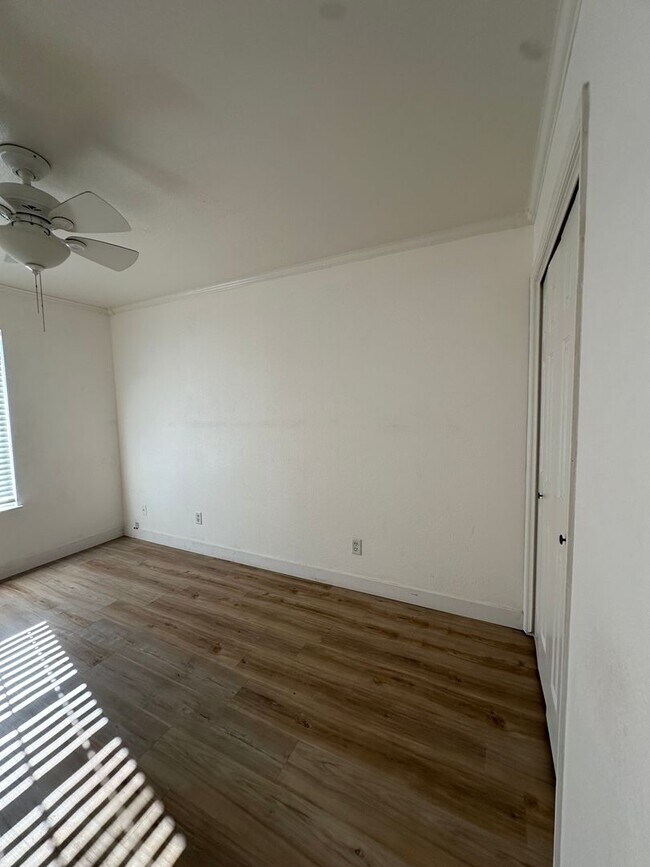 Building Photo - Charming Home Rent Ready !