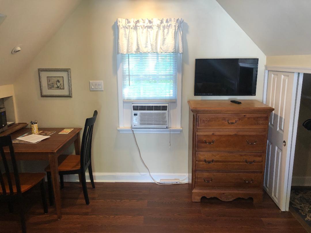 Dresser, TV and Free WIFI. - 5804 Searl Ter