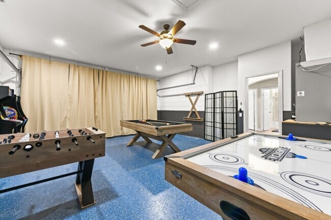 Building Photo - 8022 King Palm Cir