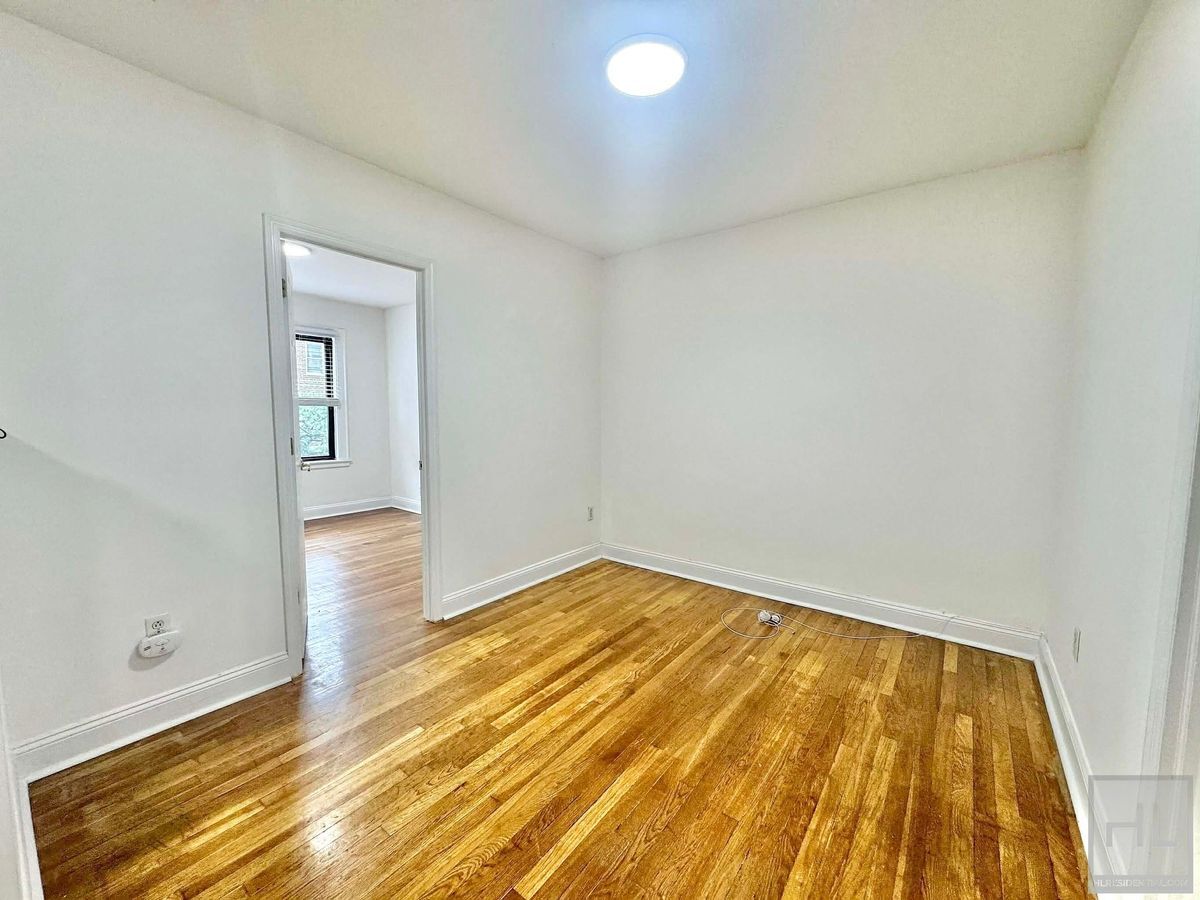 Building Photo - 32 STREET