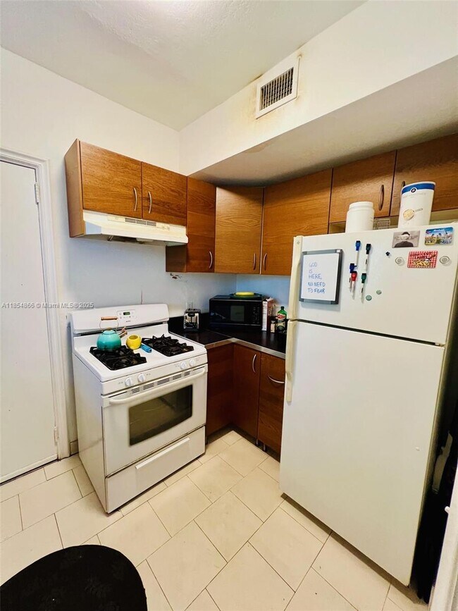 Building Photo - 2830 Pine Tree Dr