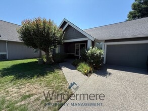 Building Photo - 702 SE Creekside Dr