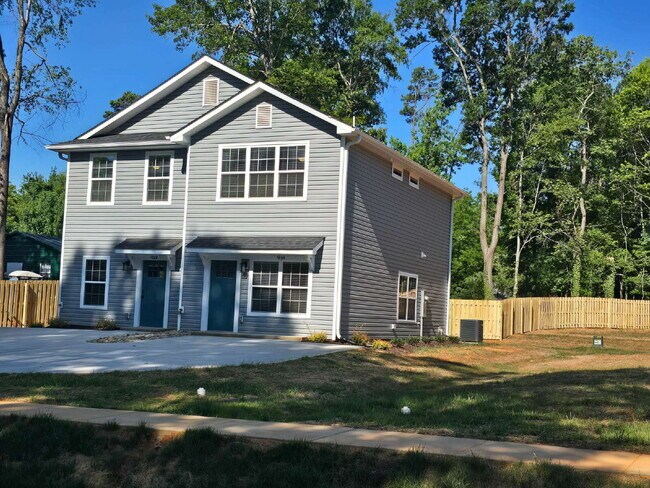 Building Photo - 2 Bedroom Townhomes Near Downtown Mebane for $1495