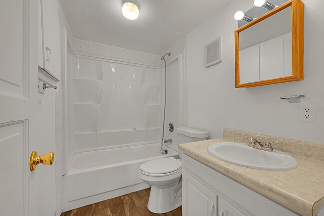Building Photo - 708 S Roosevelt Ave