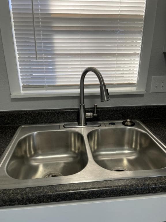 Building Photo - 1830 E 18th St