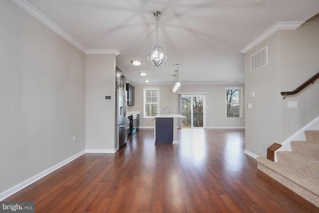 Building Photo - 412 Woodcrest Dr SE