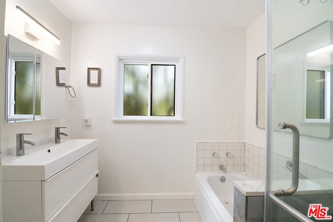 Building Photo - 414 University Ave