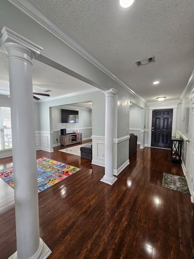 Building Photo - Spacious 5-Bedroom, 3-Bathroom Home for Re...