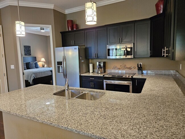 Building Photo - Seasonal Short-Term 2 Bedroom, 2.5 Bath Multi-Level Condo with Balcony and Patio located on Venic...