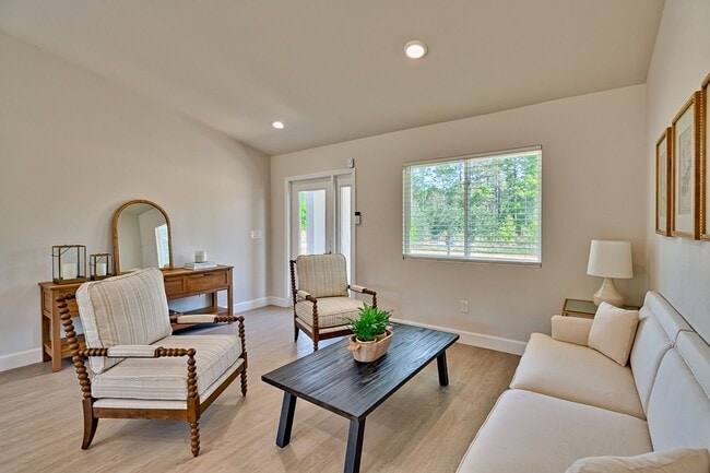 Building Photo - NEW HOME! 3/2  in Hawthorne