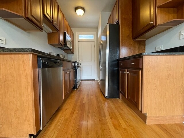 Building Photo - 742 W Addison St