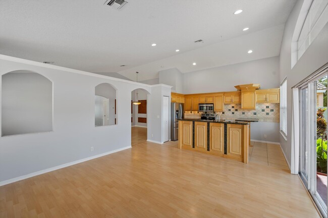 Building Photo - 9520 Lago Dr