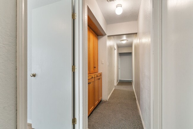 Building Photo - 6 Bed 3 Bath Accessible Rambler