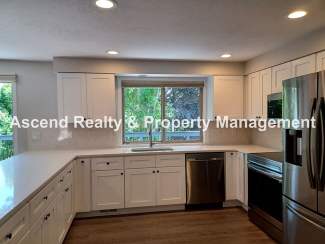 Building Photo - Wonderful Lake Oswego One Level 2 Decks 2 ...