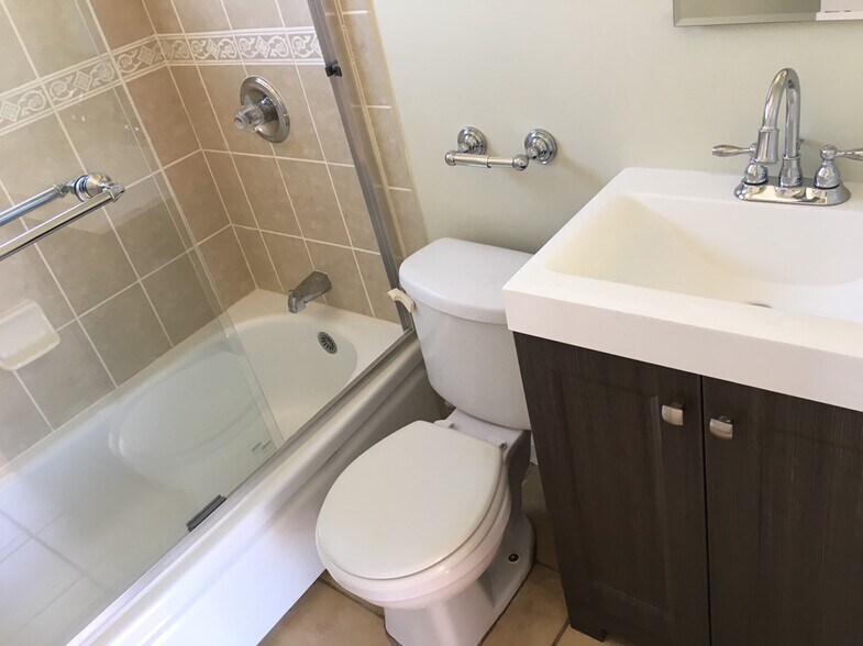 Building Photo - 1513 Derby St