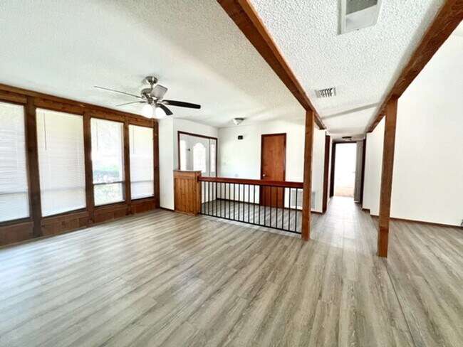 Building Photo - MOVE IN NOW! 4x3 Screened in pool home!!! ...