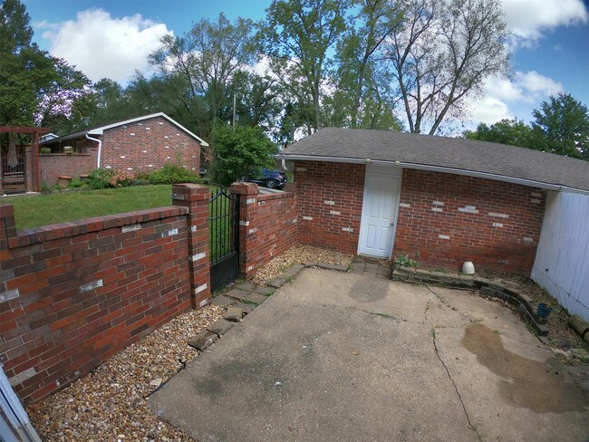 Building Photo - 1008 Jana Dr
