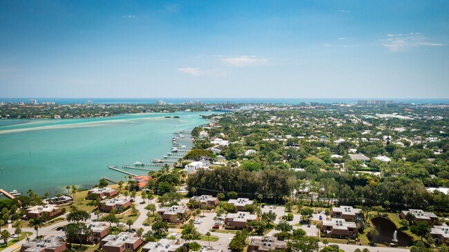 Building Photo - 825 Center St