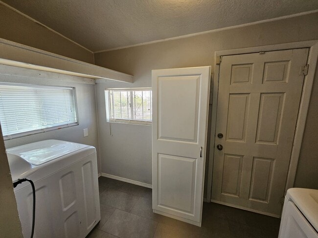 Building Photo - Gorgeous 2 bedroom in Barelas! Great location. Washer/Dryer.