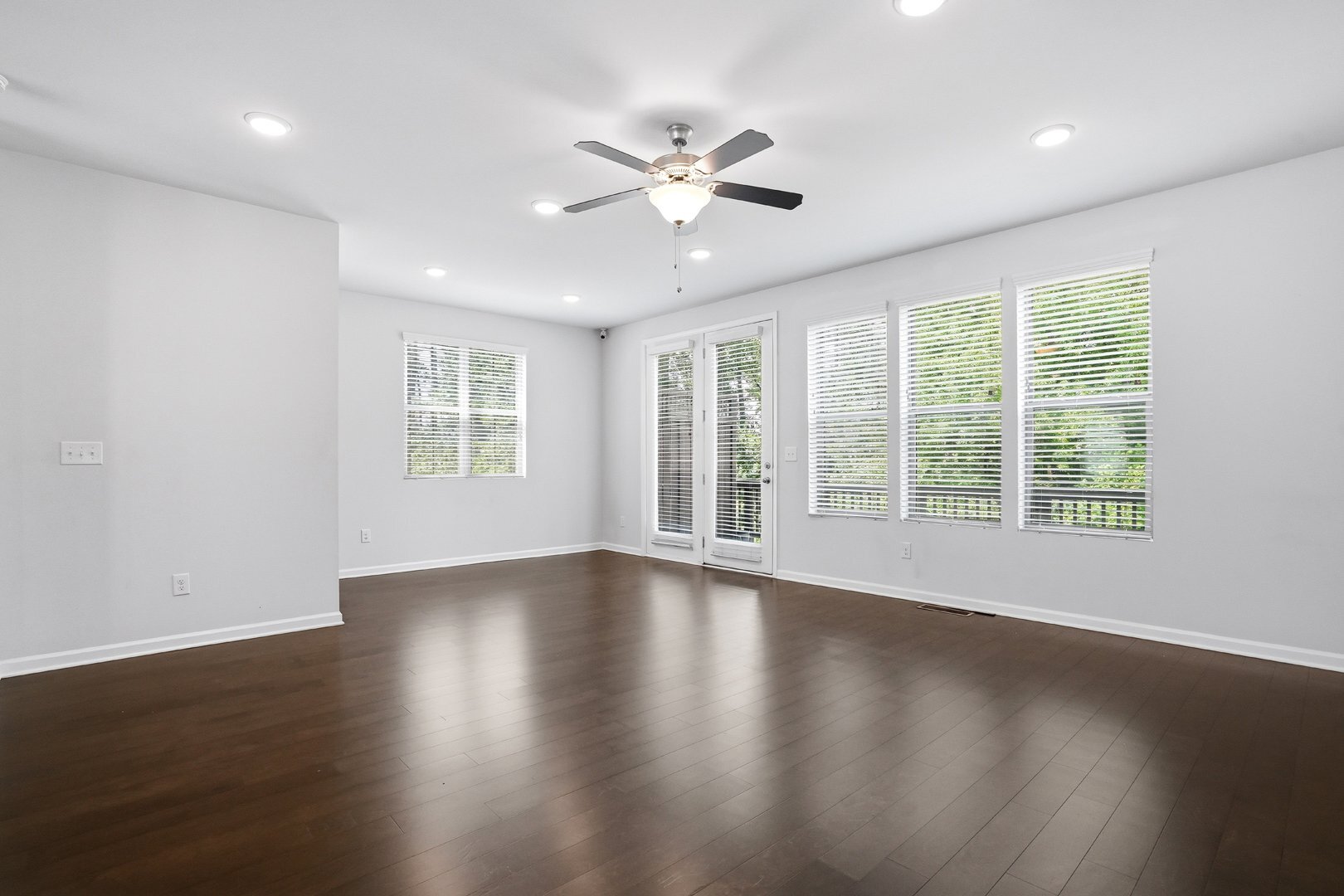 Building Photo - 2376 Tarben Dr
