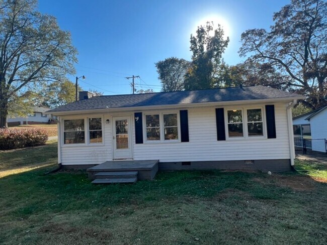 Building Photo - Tons of curb appeal! Close to downtown Spa...