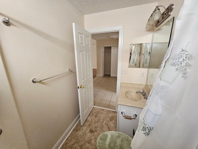 Building Photo - Beautiful 3 bedroom, 2 bath duplex with two car garage. - NO PETS