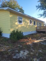 Building Photo - 702 E Oak Island Dr