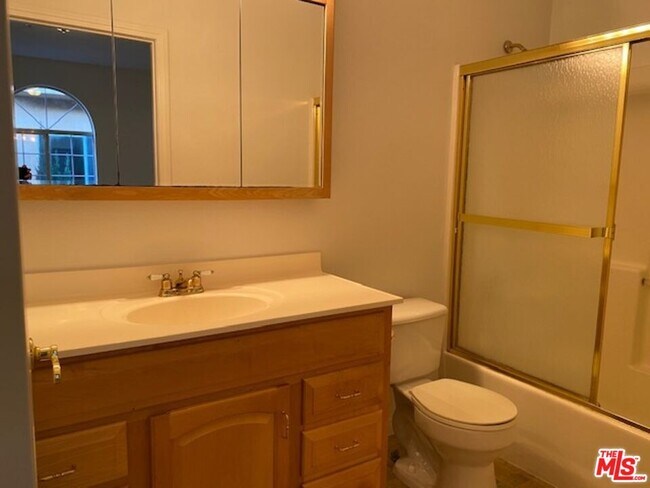 Building Photo - 5248 Satsuma Ave