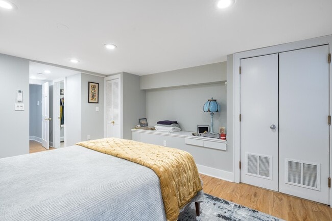 Building Photo - 251.5 York St