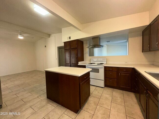 Building Photo - 1808 N Aster St