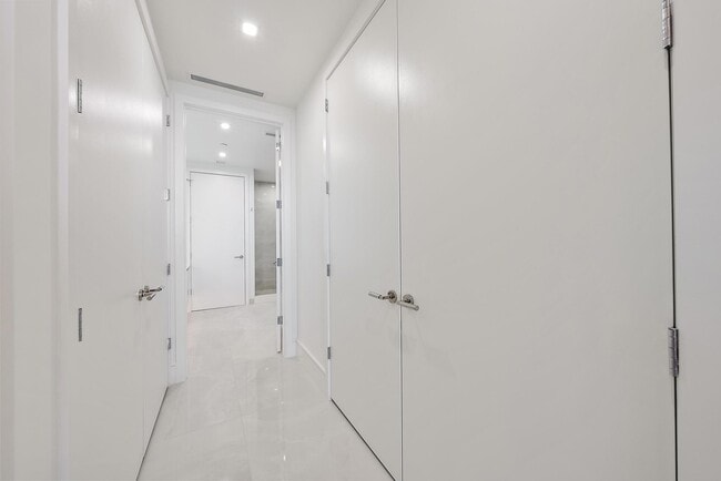 Building Photo - 220 Lake Shore Dr