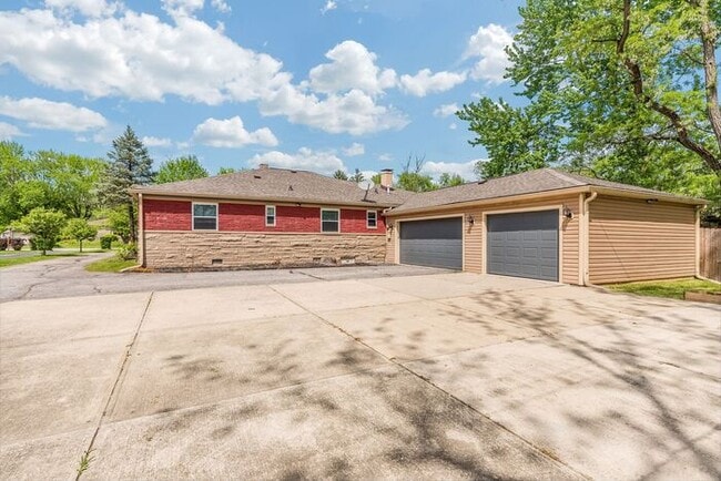 Building Photo - Fantastic 4 Bedroom Home In Great North Indy Location!