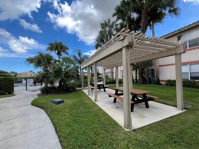 Building Photo - 3370 Pinewalk Dr N