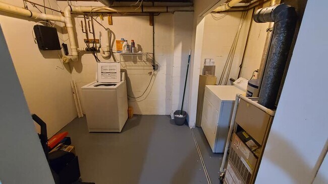 Building Photo - 15 Newton Ave