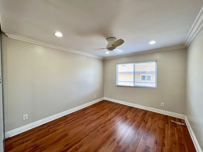 Building Photo - Bright Upstairs 2BR/1.5BA with Parking & G...