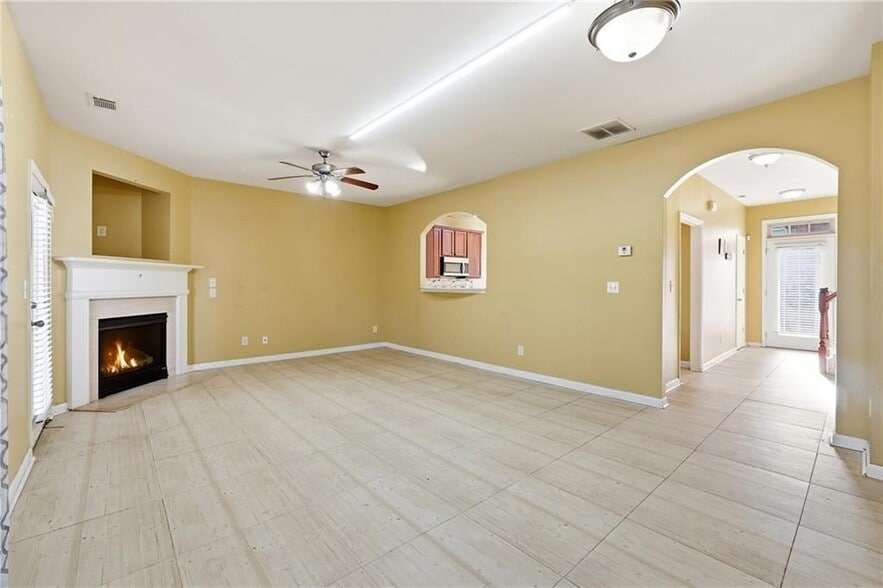 Building Photo - 6199 Thorncrest Dr