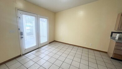 Building Photo - 4 bedroom/2.5 bathroom Townhome in West Jordan!