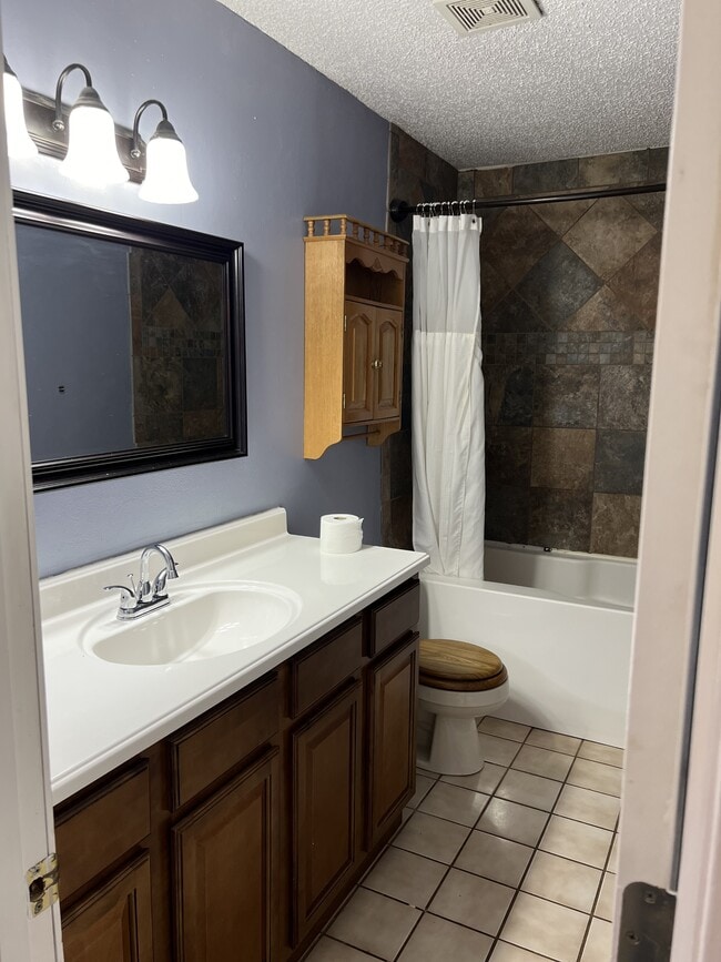 Building Photo - 539 Elm Ct