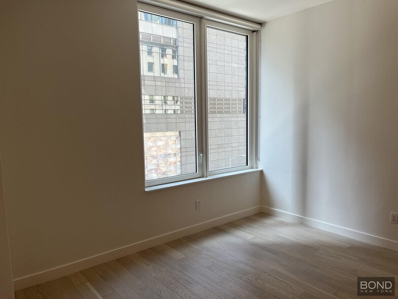 Building Photo - 1 W 60th St