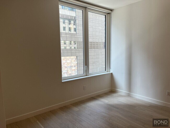 Building Photo - 1 W 60th St