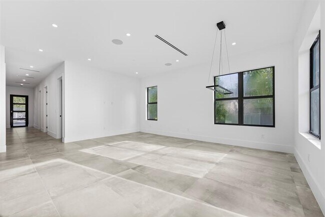 Building Photo - 3294 SW 15th Ave