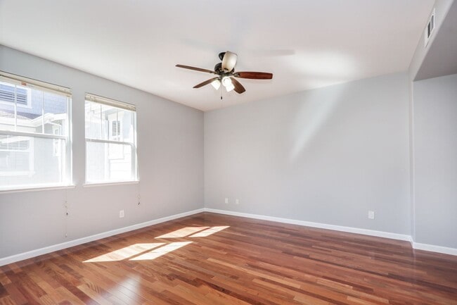 Building Photo - 3 Bed / 2.5 Bath beautiful end unit townhome with tons of upgrades. YouTube Tour!!