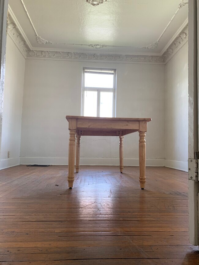 Building Photo - 1302 4th St