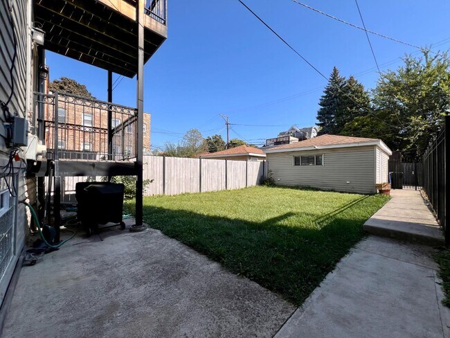 Building Photo - 2449 N Maplewood Ave