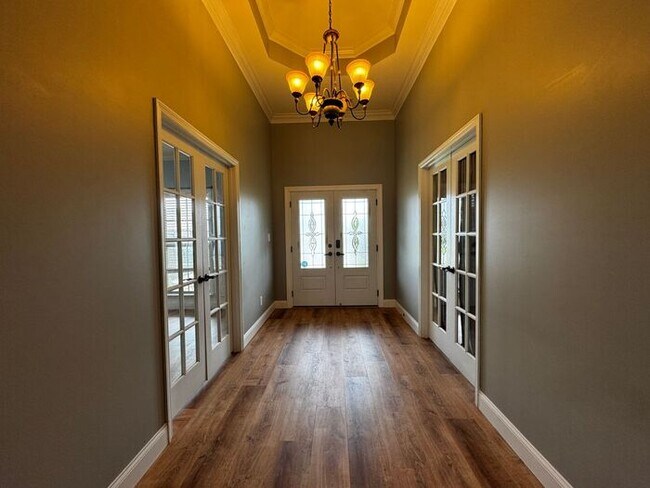 Building Photo - Near Redstone Arsenal Gate 1 with fence, storm shelter and AMAZING spa shower in primary suite