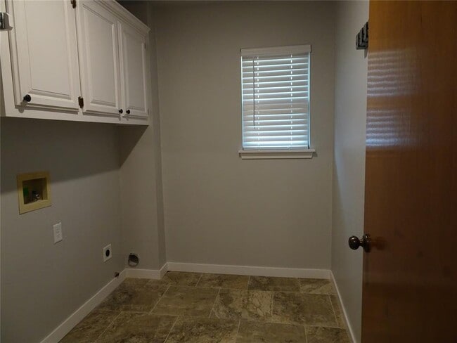 Building Photo - 8412 Pinewood Dr