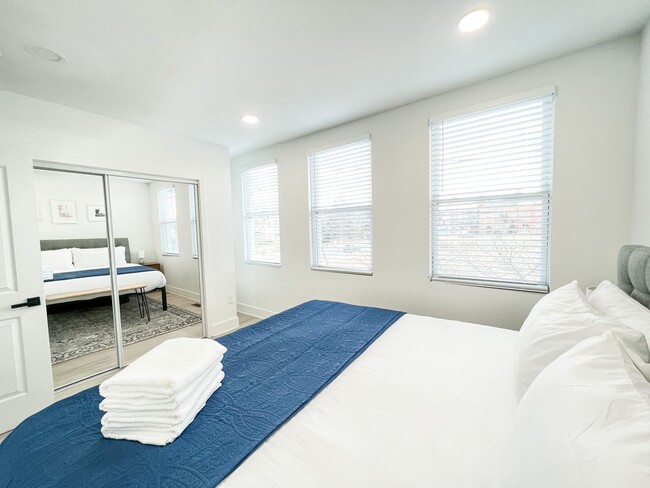 Building Photo - RENOVATED TOWNHOME WITH DECK BY METRO