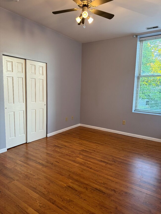 Building Photo - 2 bedrooms center of Downtown!