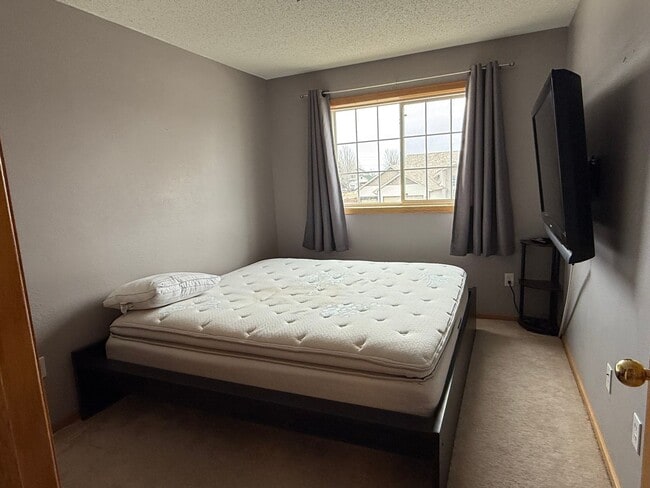 Building Photo - 2 Bed Plus LOFT - Great Location